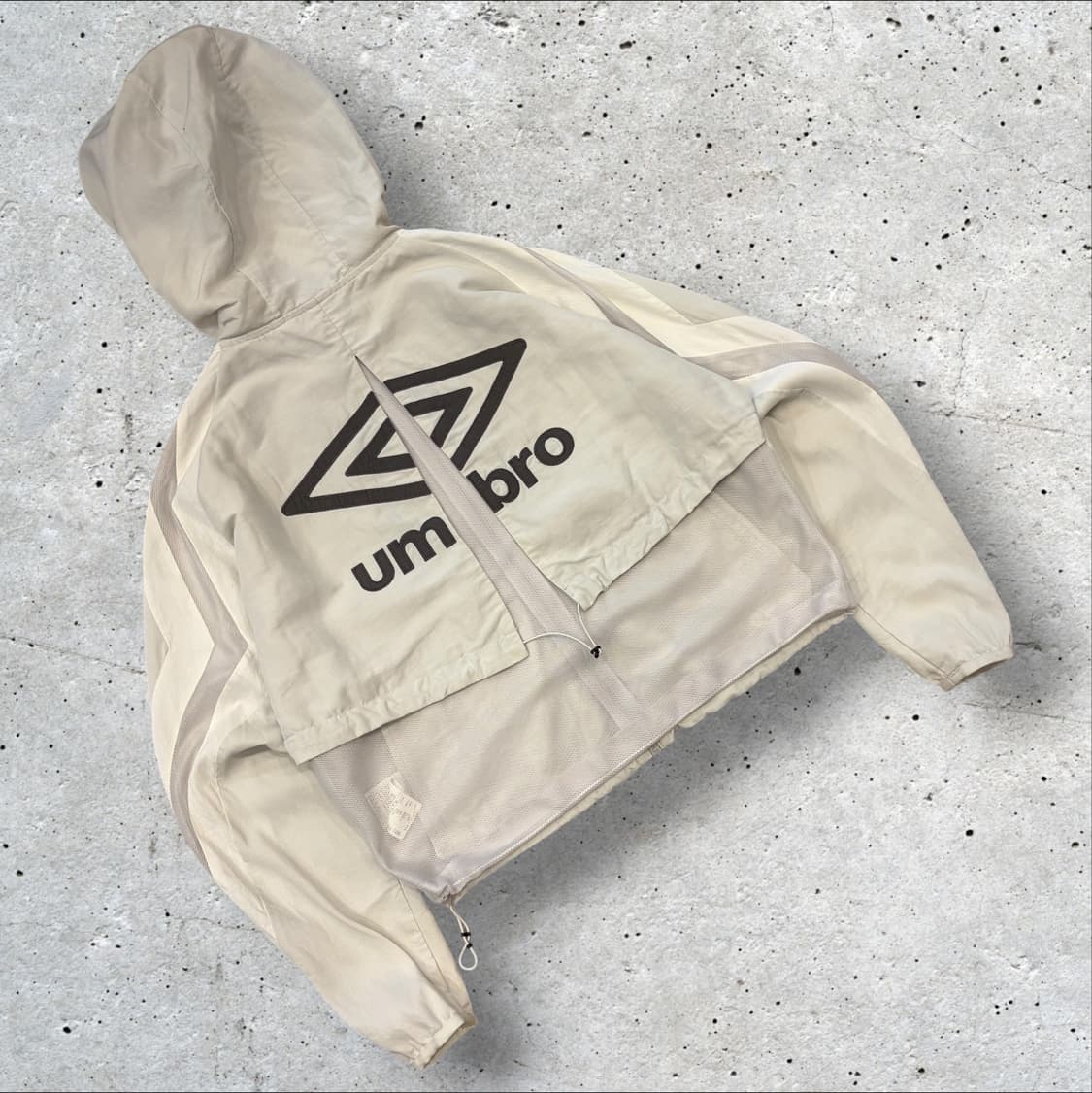 [85] 엄브로 매쉬 후드 바람막이 화이트 그레이 D515 상품이미지1