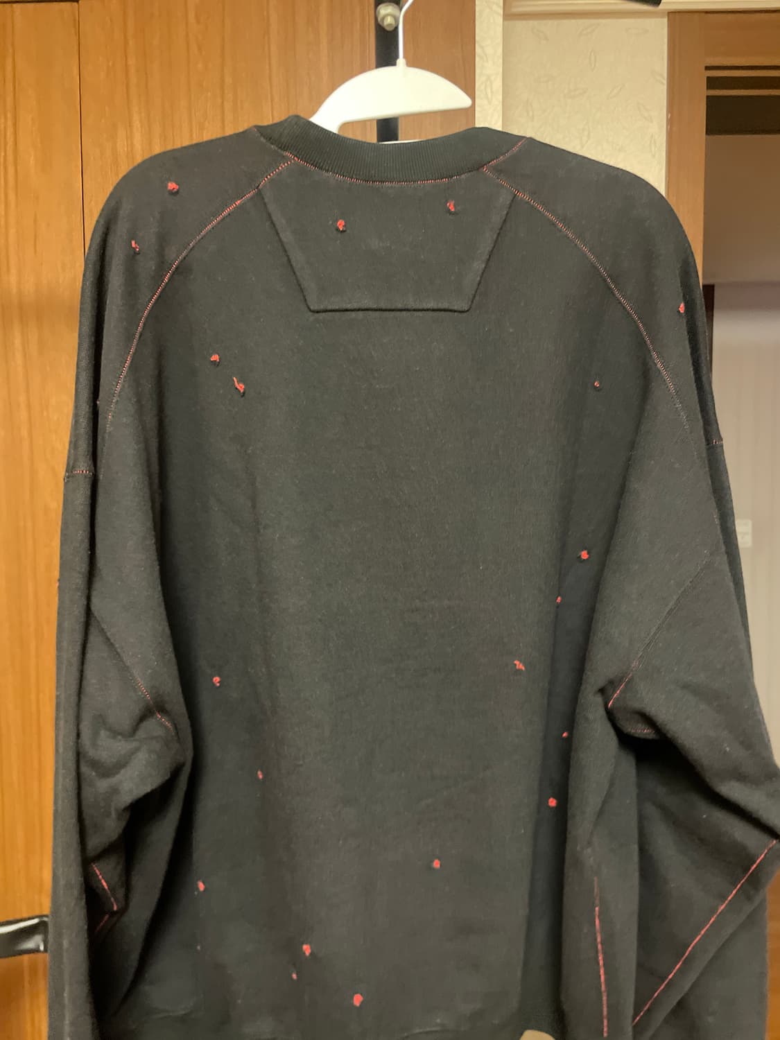 준지 블랙 디스트레스드 스웨트셔츠 상품이미지2