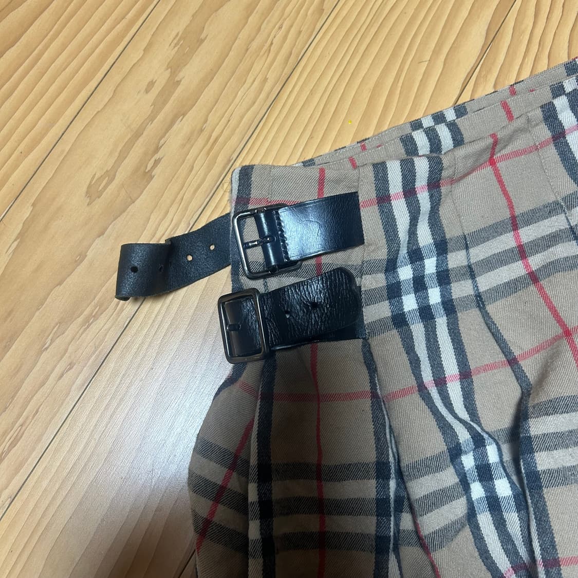 버버리 플리츠 버클 랩 스커트  상품이미지3