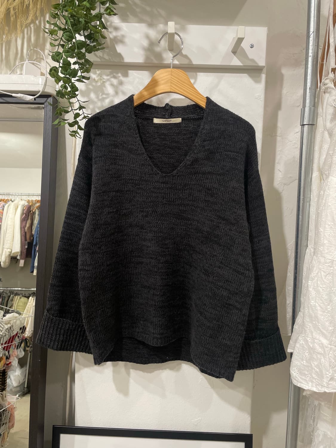 챠콜 보카시 브이넥 니트 상품이미지9