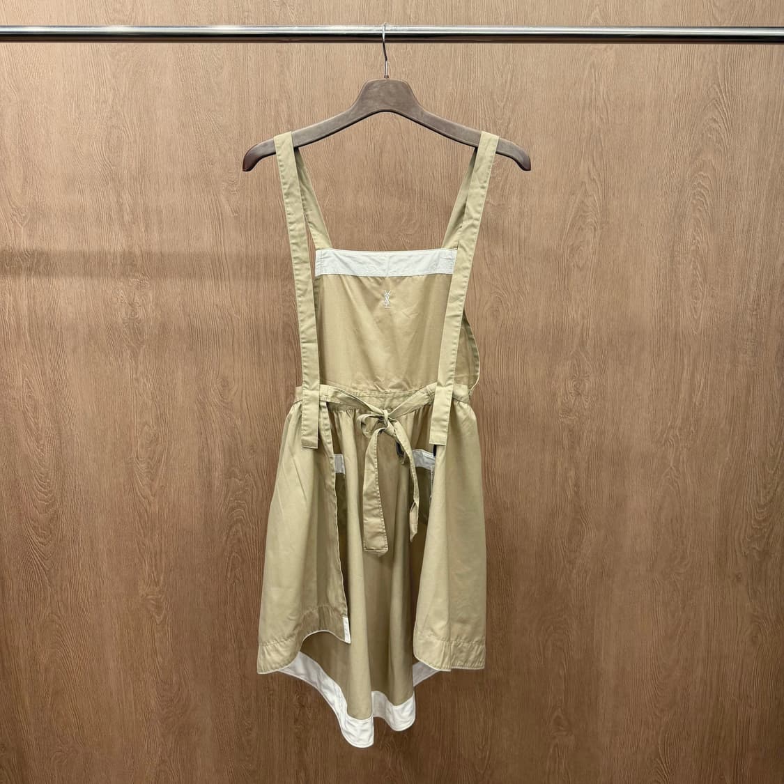 입생로랑 슬리브리스 에이프런 롱원피스 로고 자수 스트랩 디테일 베이지 상품이미지3