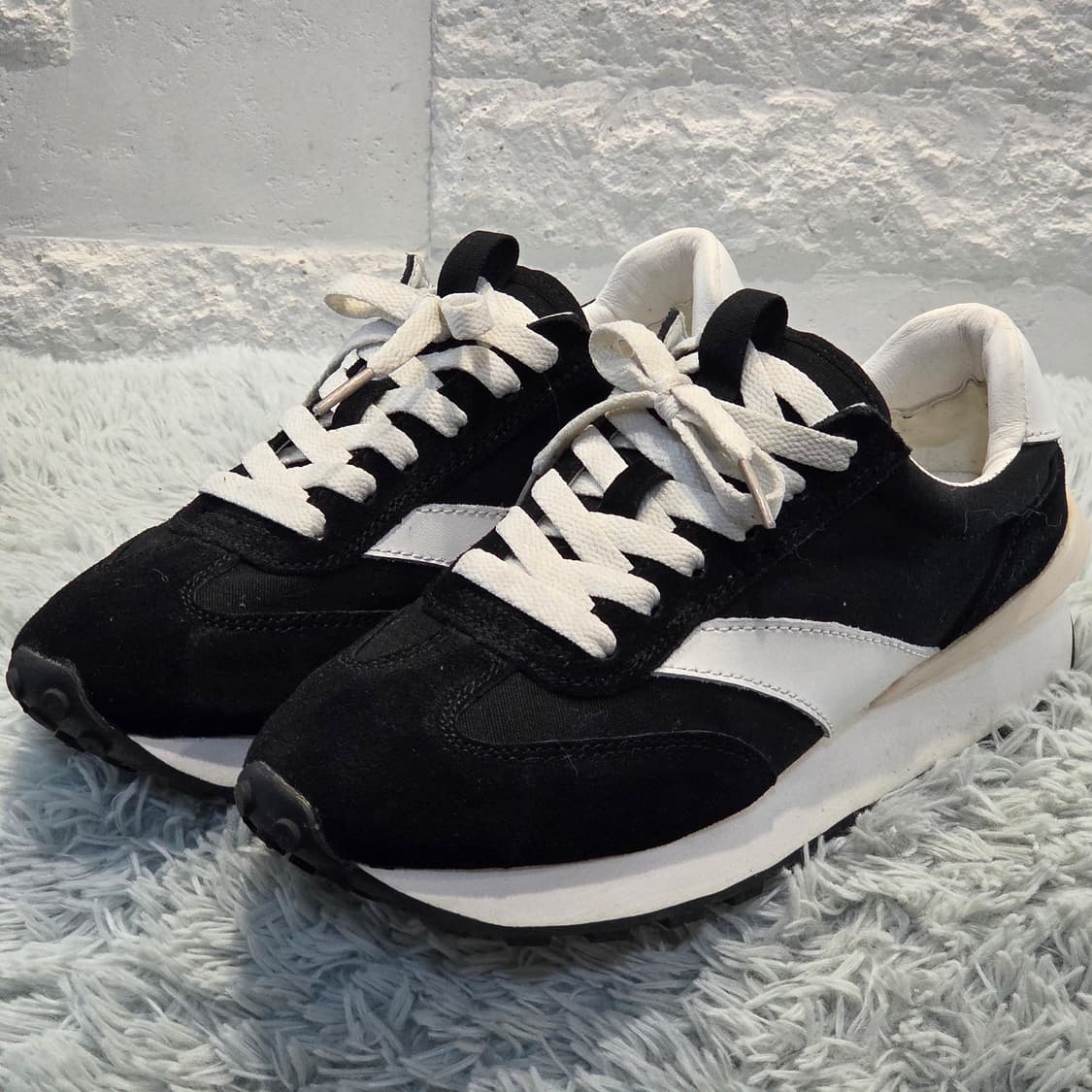 1w-28:베어파우(BEARPAW) 레트로 러너 스니커즈 블랙 24cm 상품이미지1