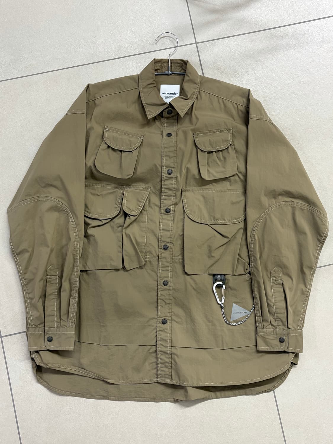 앤드원더 멀티포켓 셔츠 카키 상품이미지1
