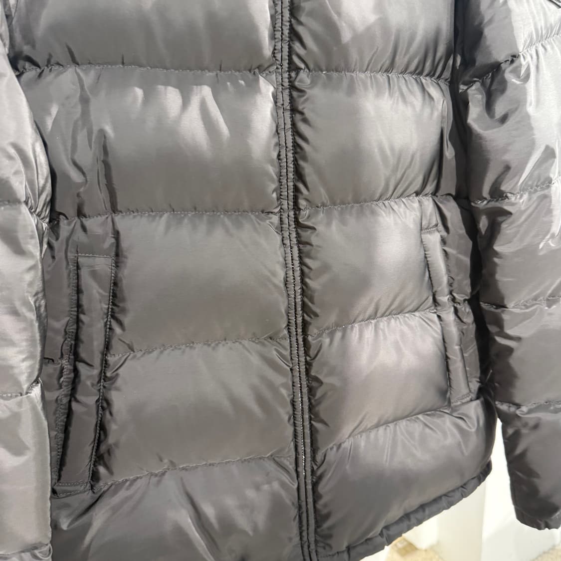 (110) 프라다 삼각로고 리나일론 패딩 상품이미지4