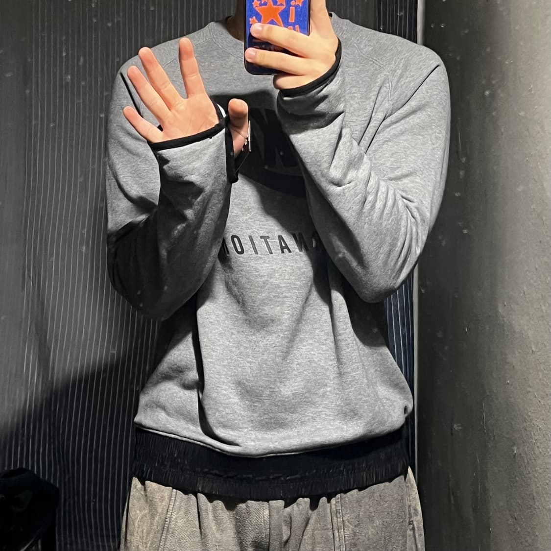 나이키 그레이 블랙 인터내셔널 프린팅 핑거홀 코튼 블렌드 스웻 맨투맨 티 상품이미지3