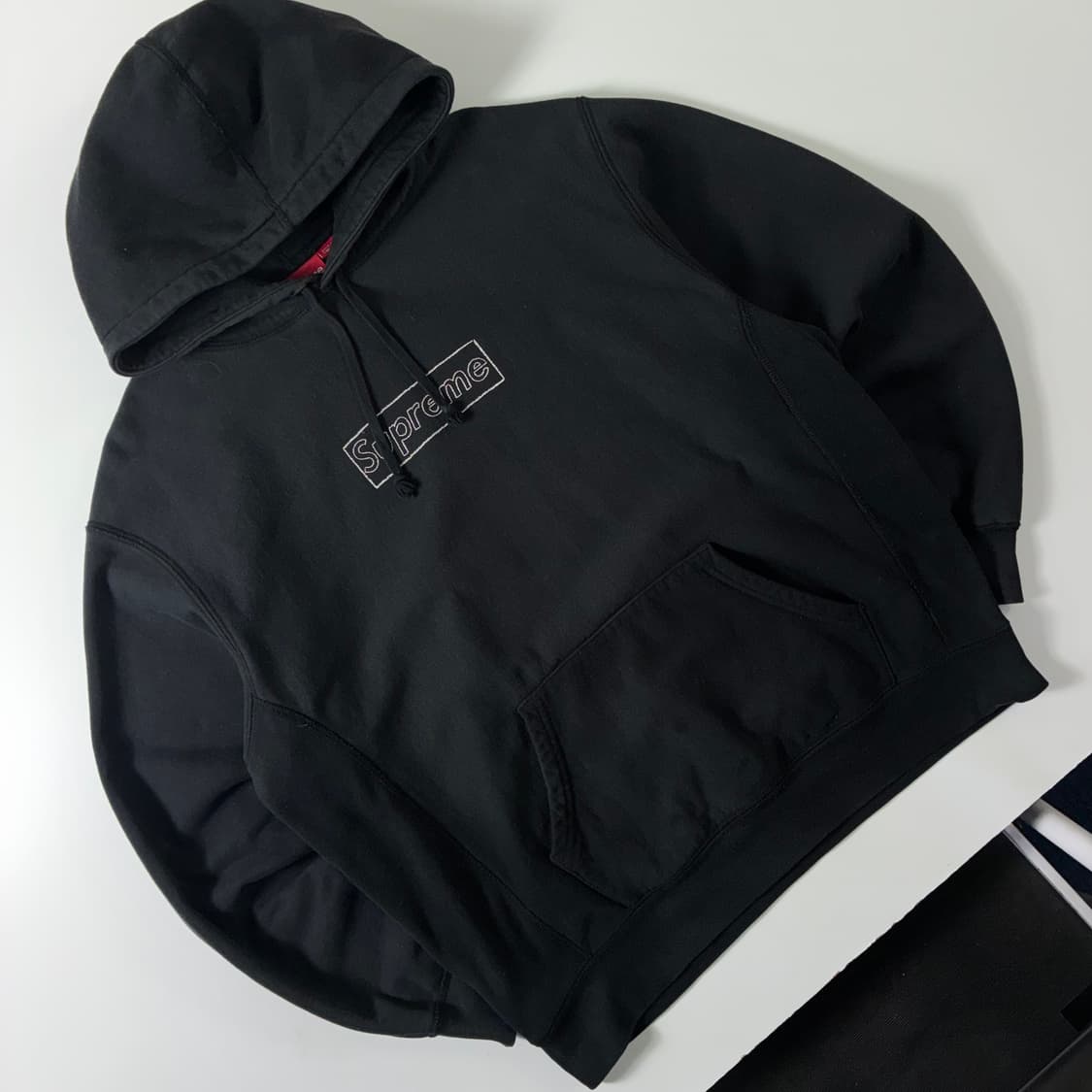 Supreme 슈프림 X 카우스 초크로고 블랙 후드티 상품이미지2