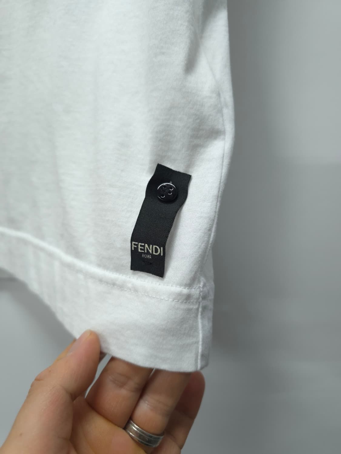 펜디 백 버그 아이즈 멀티 스트라이프 라운드 반팔 티셔츠 (XL) 상품이미지5