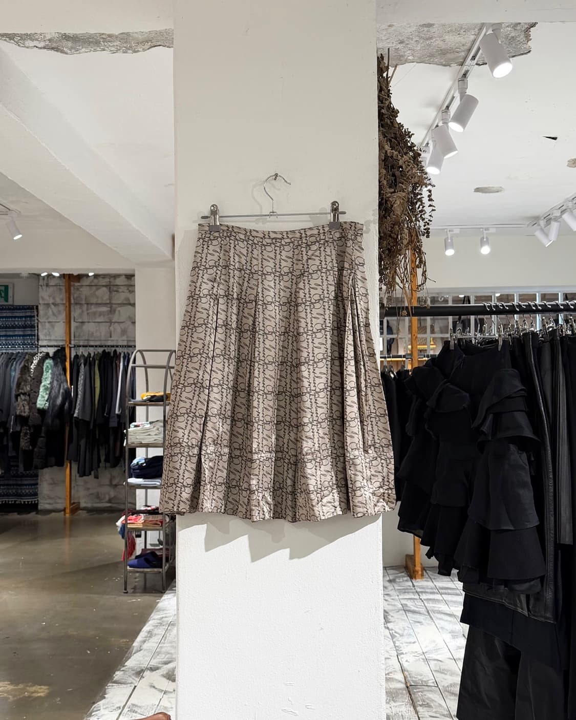 버버리 베이지 새틴 프린팅 플리츠 미디스커트 상품이미지4