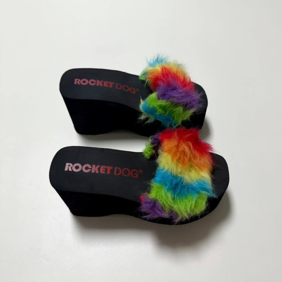 dolls kill (rocket dog) 레인보우 퍼 통굽 슬리퍼 상품이미지4