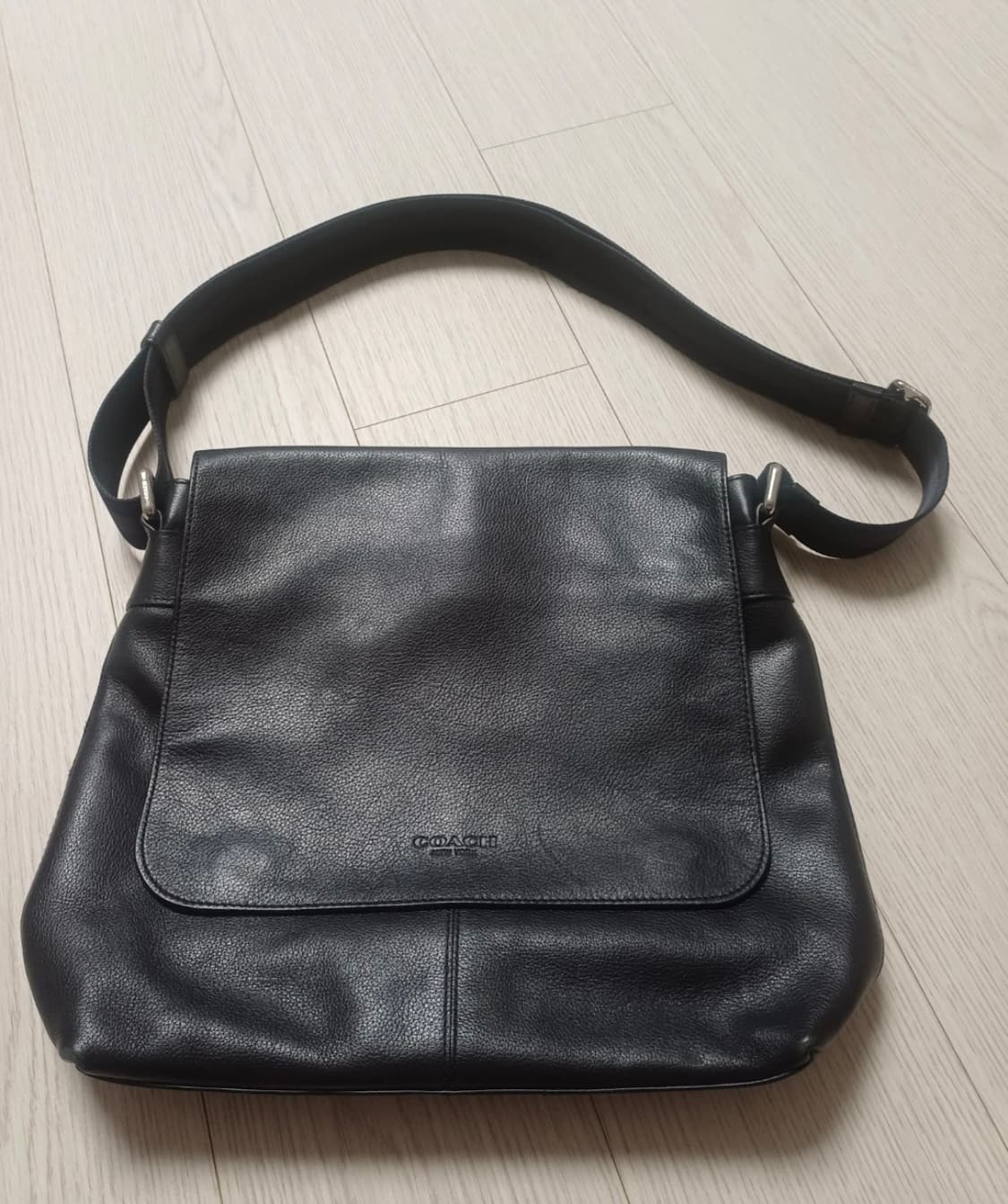 코치 남성 가죽 크로스백 상품이미지2