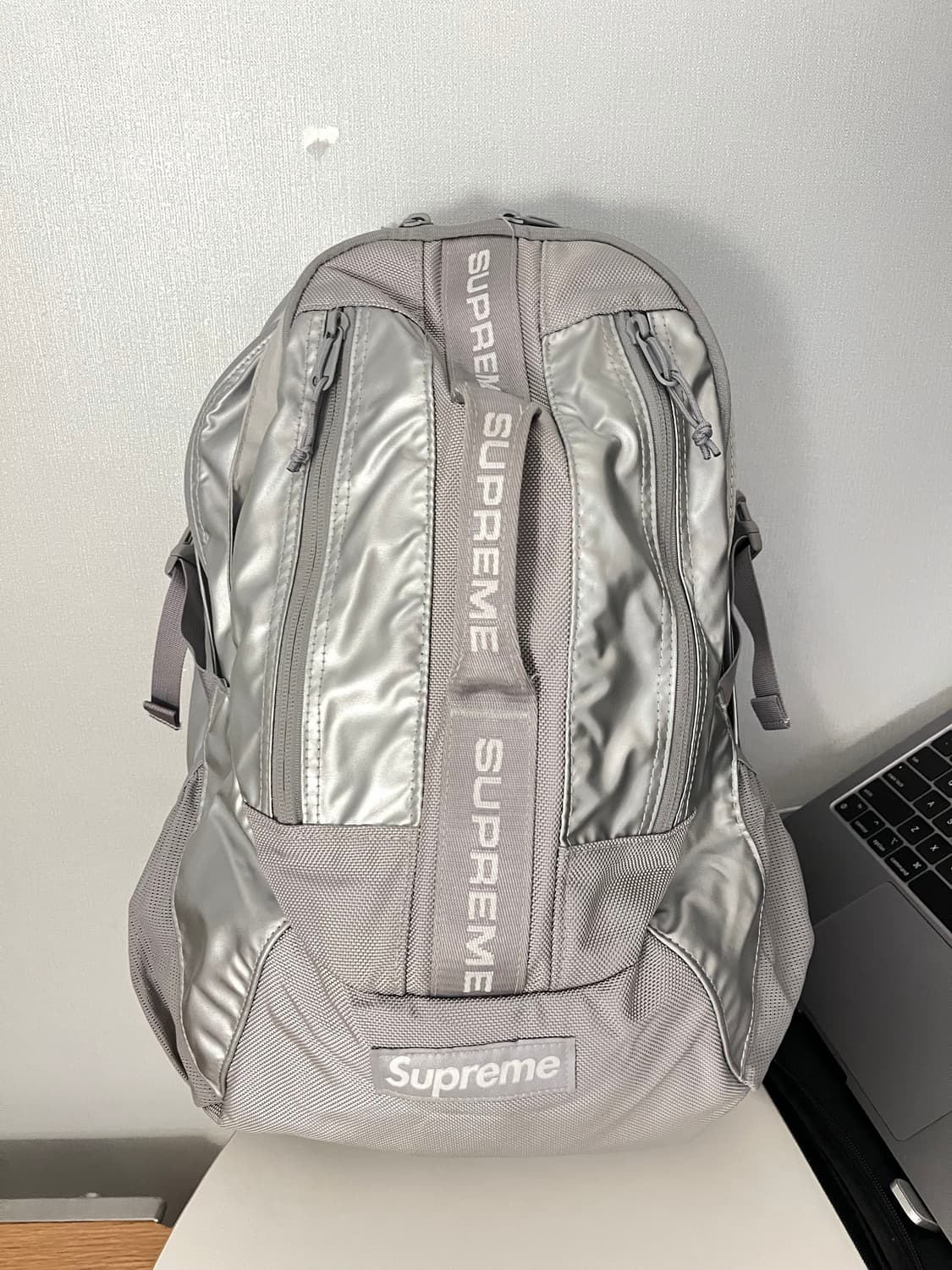 슈프림 백팩 실버 상품이미지1