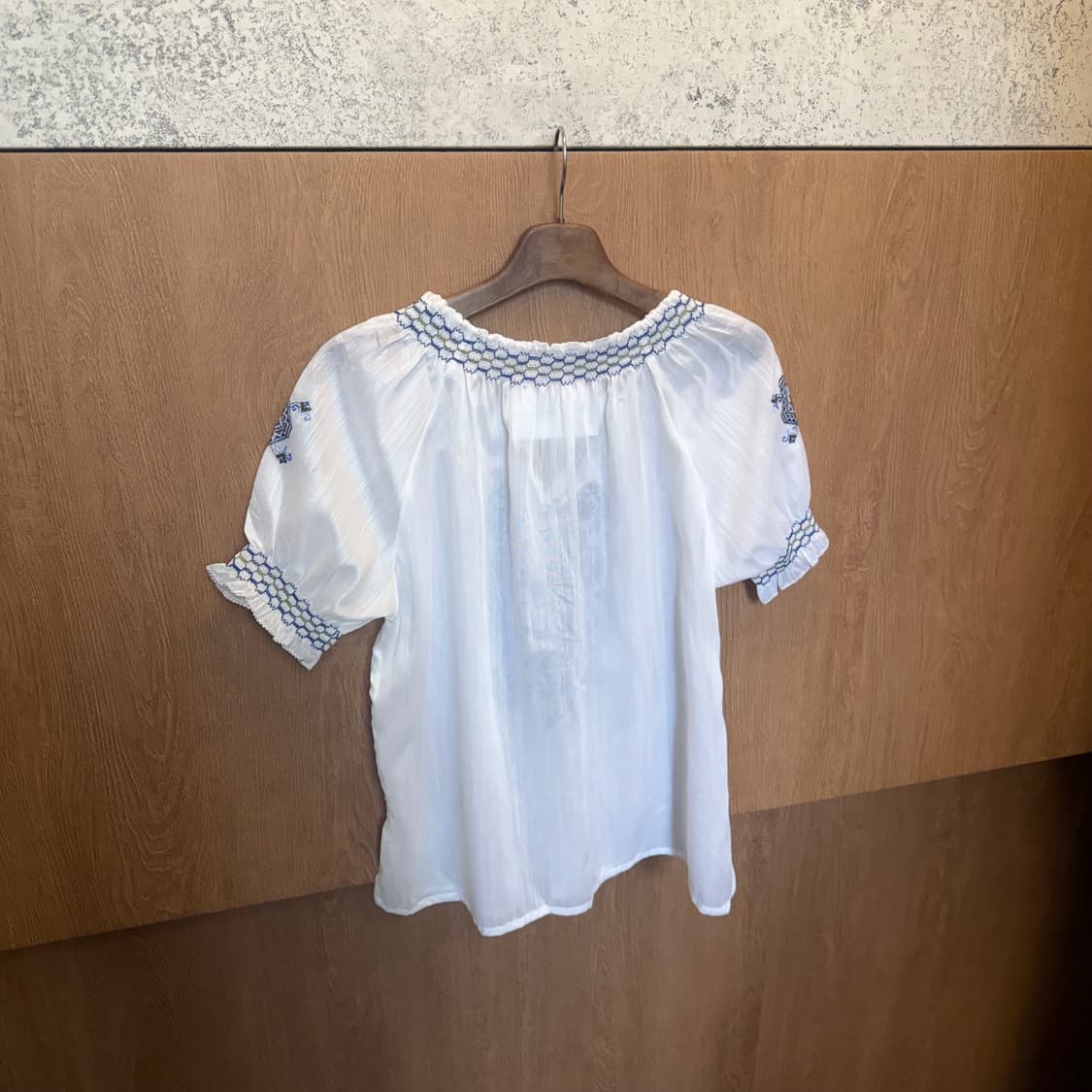 빈티지 반팔 블라우스 보헤미안 자수 스모크 넥라인 디테일 루즈핏 화이트 상품이미지2