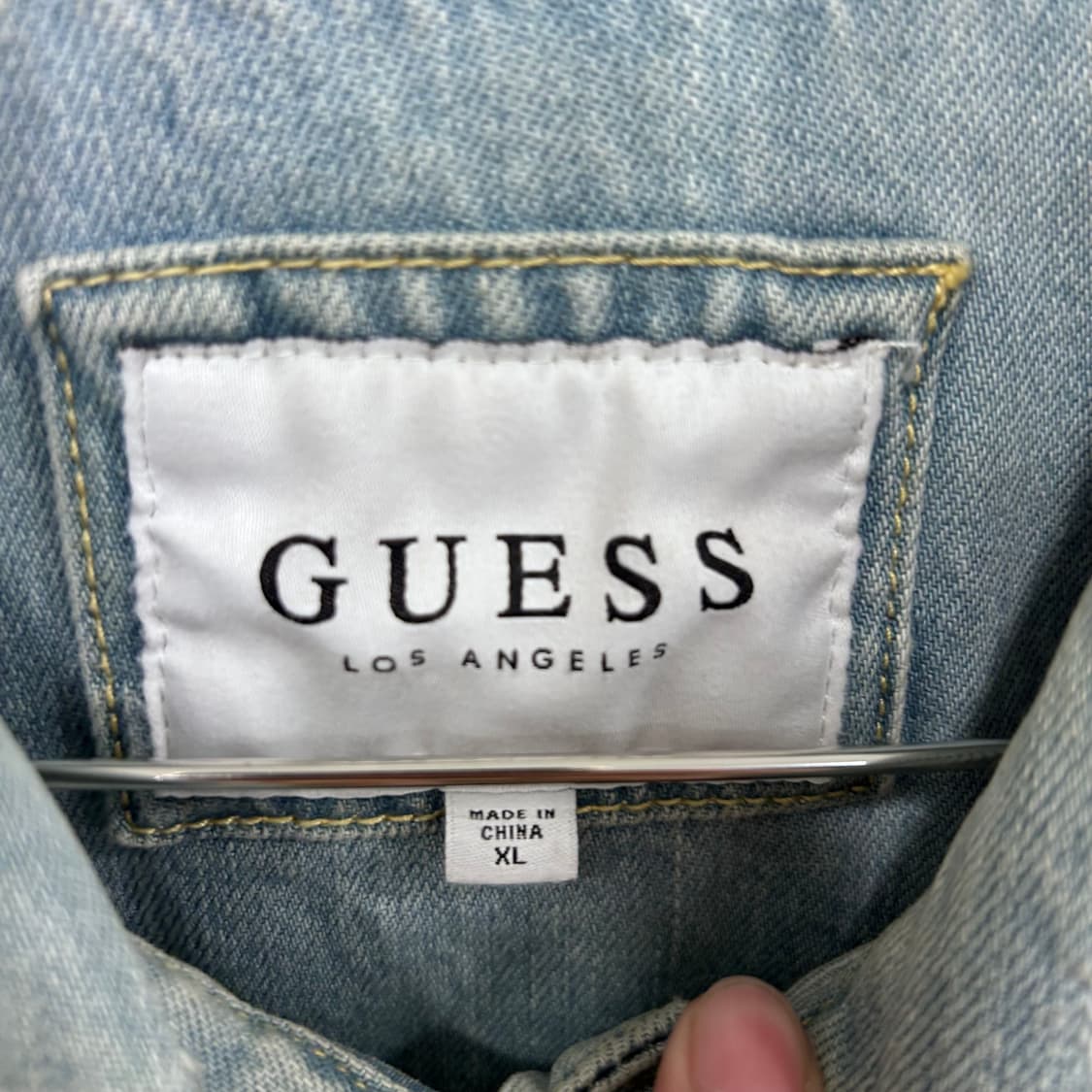 게스 실버와펜 데미지 연청 데님 트러커자켓 상품이미지3