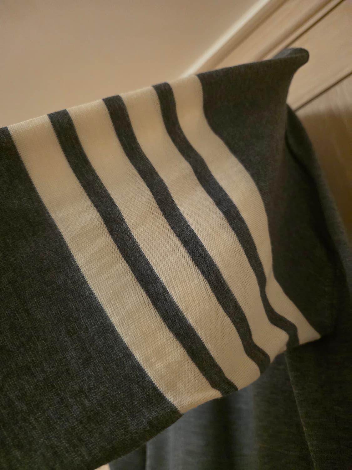 톰브라운 사선완장 메리노울 니트 4사이즈 그레이 상품이미지5