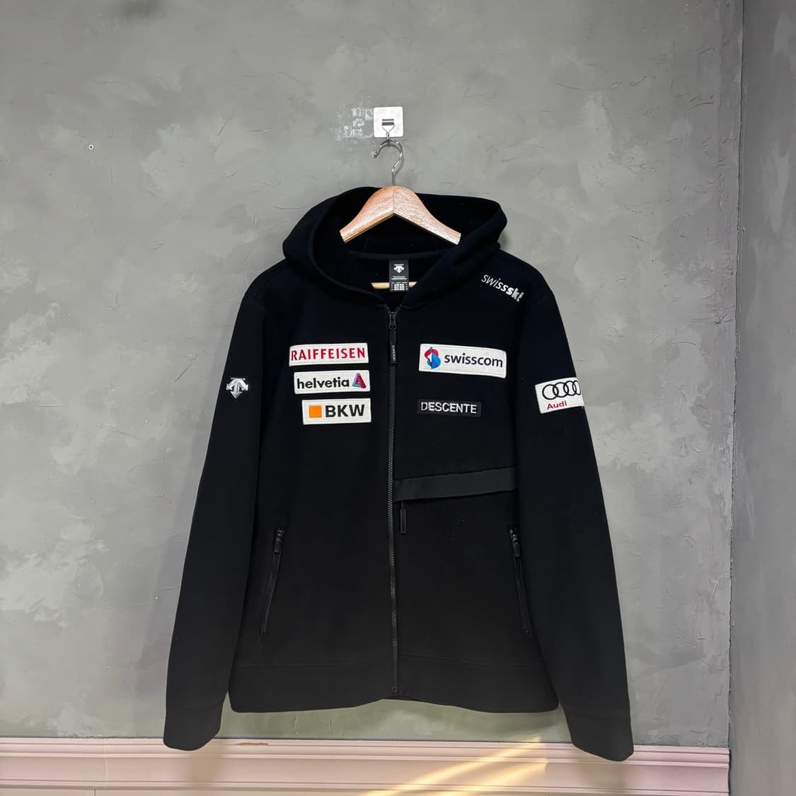 데상트 아우디 스위스 스키팀 플리스 블랙 상품이미지1