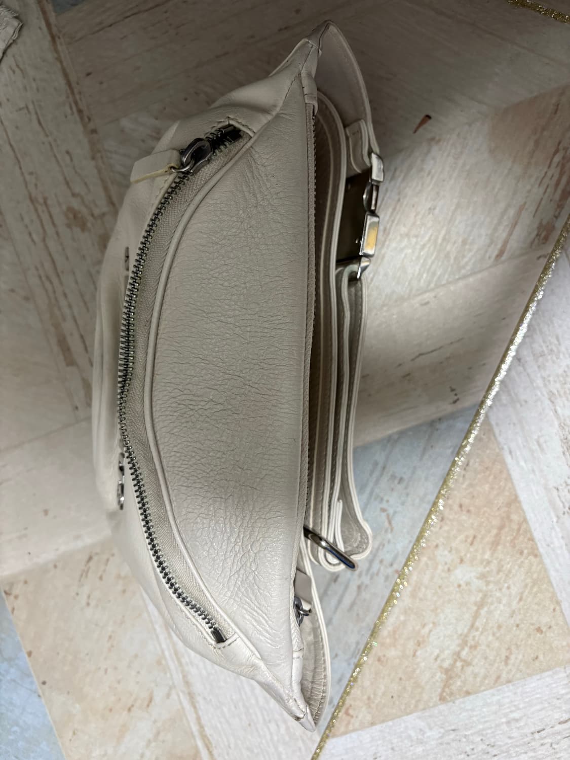 자크뮈스(Jacquemus)의 라 바난(La Banane) 가죽 벨트 백 상품이미지4