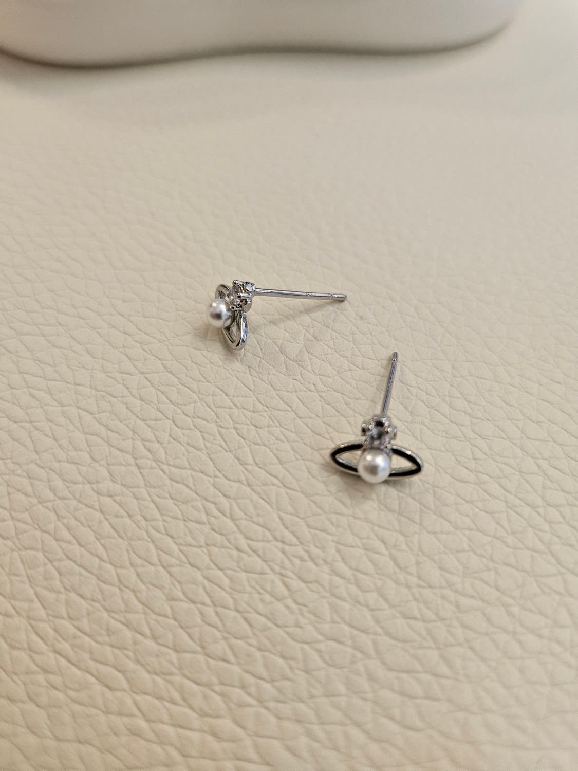 비비안웨스트우드 업사이클링 진주 미니 귀걸이 상품이미지2