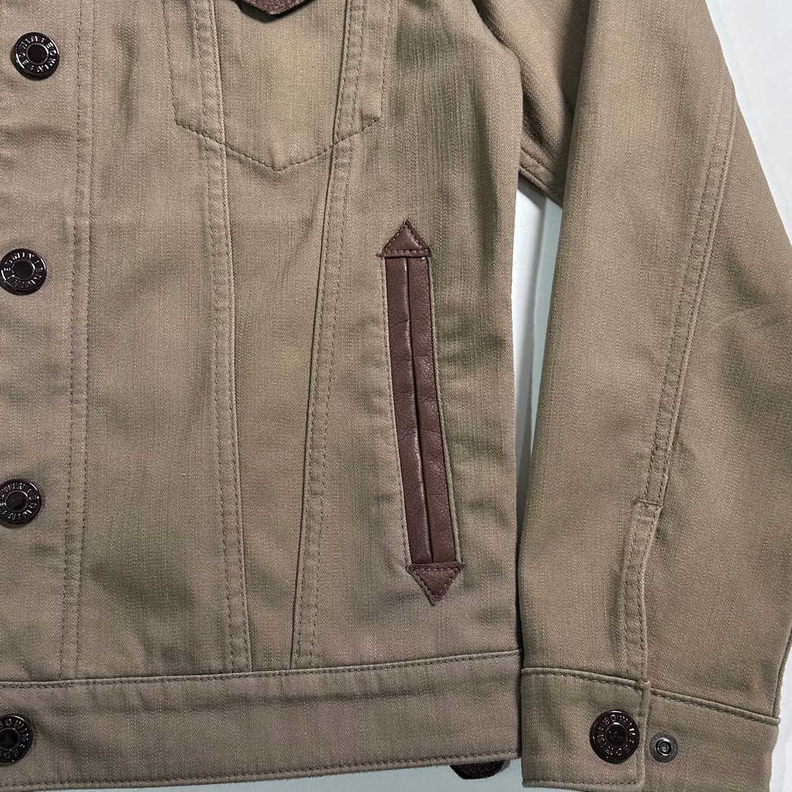 에드윈 레더 디테일 베이지 트러커 자켓 상품이미지5