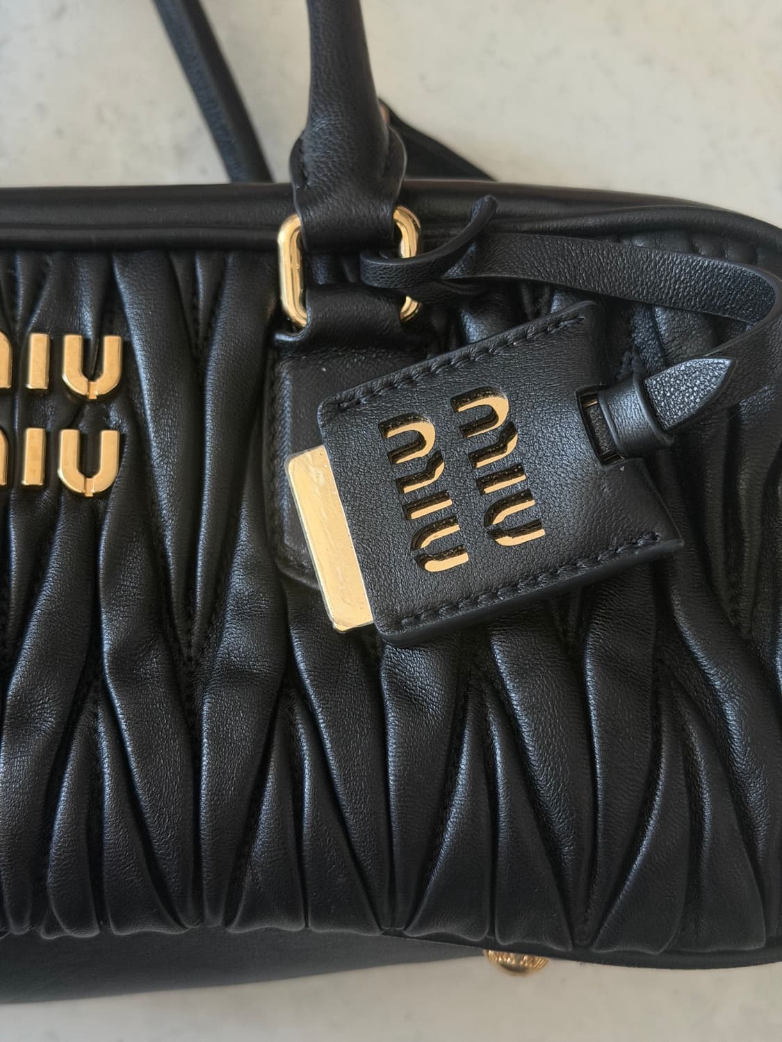 미우미우 마틀라쎄 토트백 블랙  상품이미지2