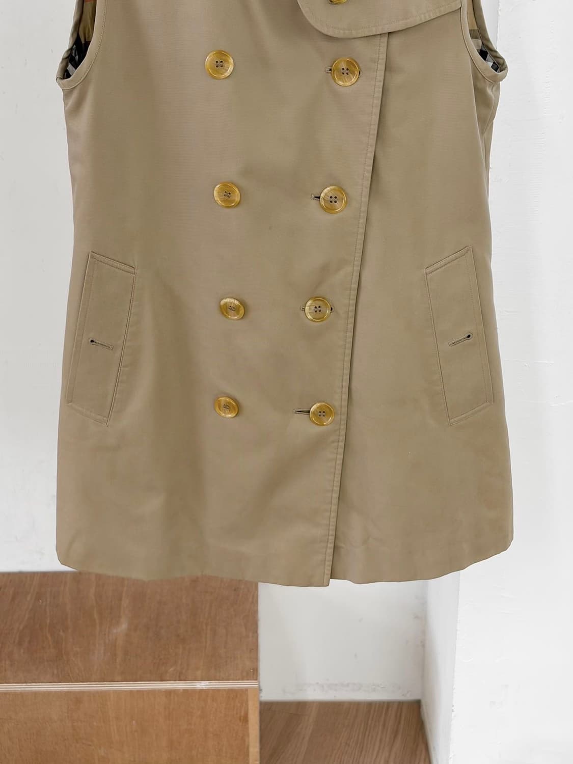 버버리 베이지 더블 브레스티드 슬리브리스 트렌치 코트 상품이미지5
