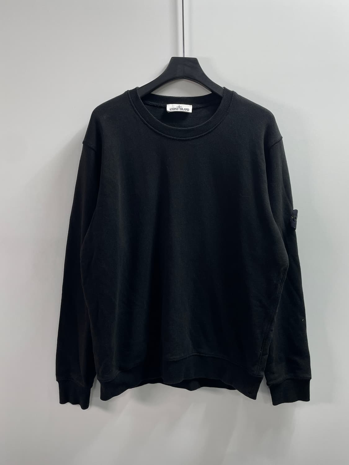 스톤아일랜드 와펜 검정 맨투맨 (on.736) 상품이미지1