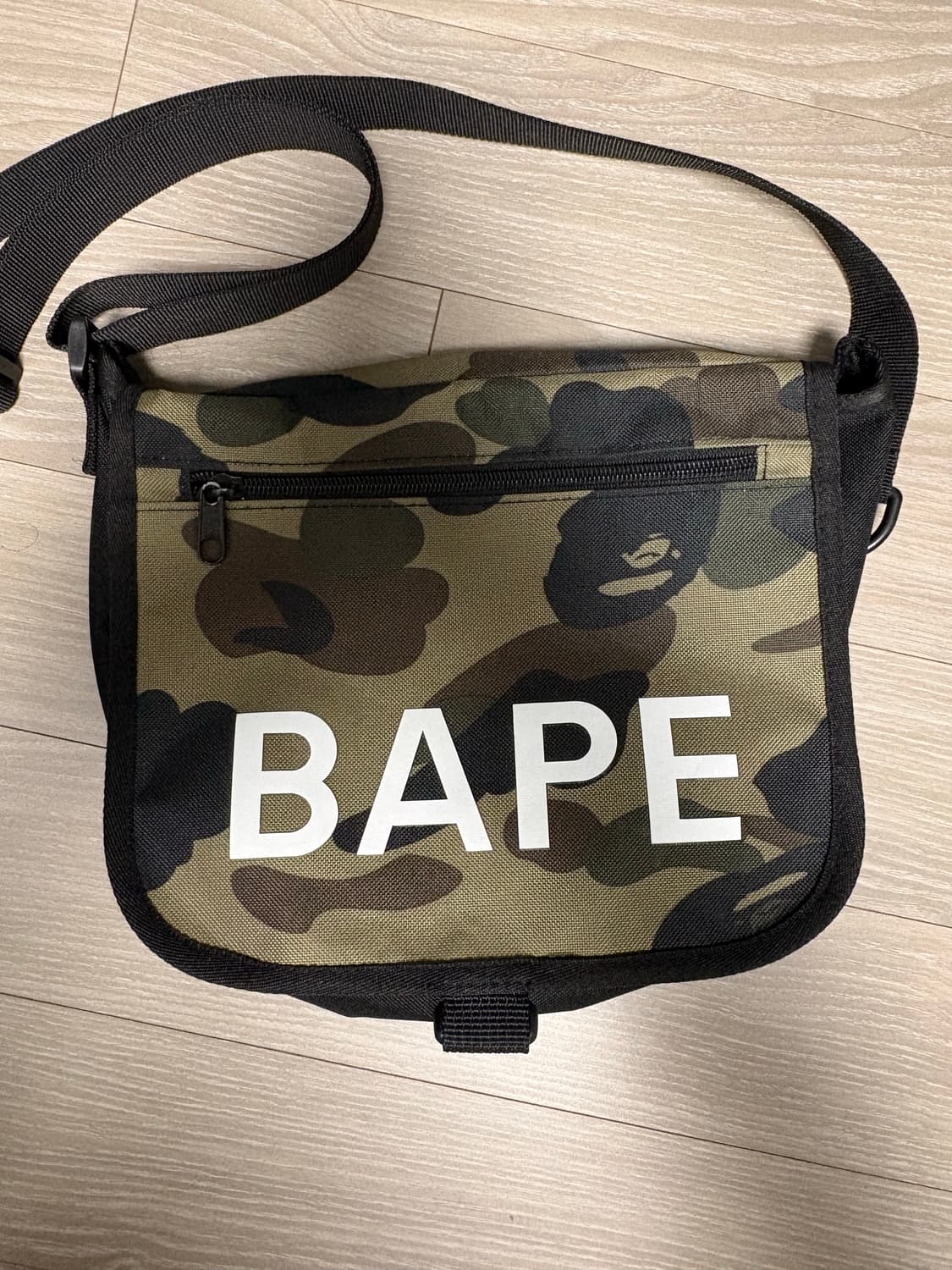 베이프 잡지부록 크로스백 상품이미지1