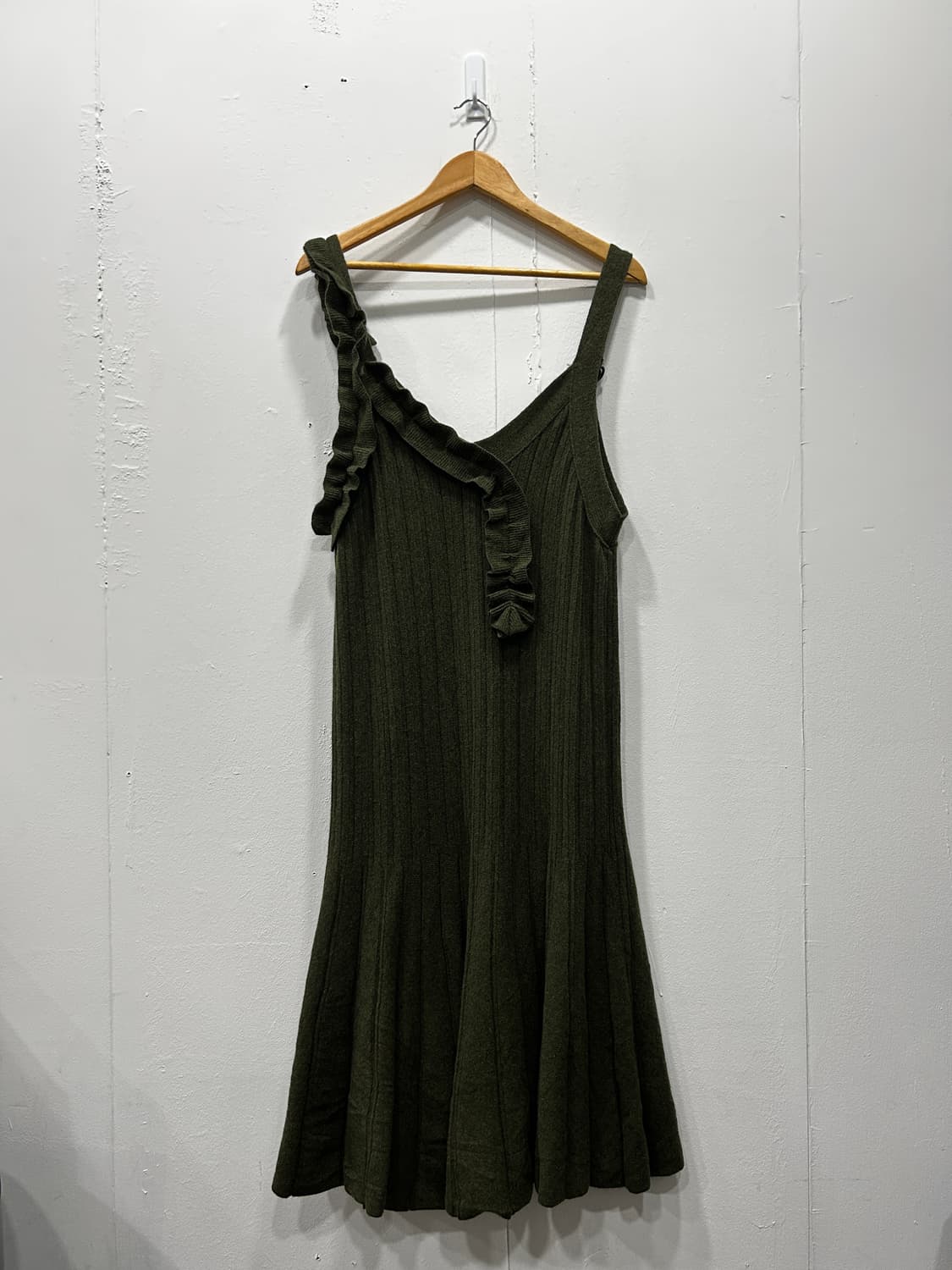 럭키슈에뜨 울 니트 프릴 롱원피스 F 카키 상품이미지3