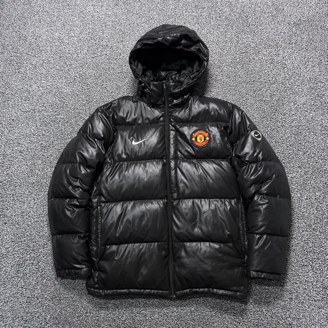 Name : 나이키 맨유 팀로고 블랙컬러 후드탈부착 유광 덕다운 패딩  상품이미지1