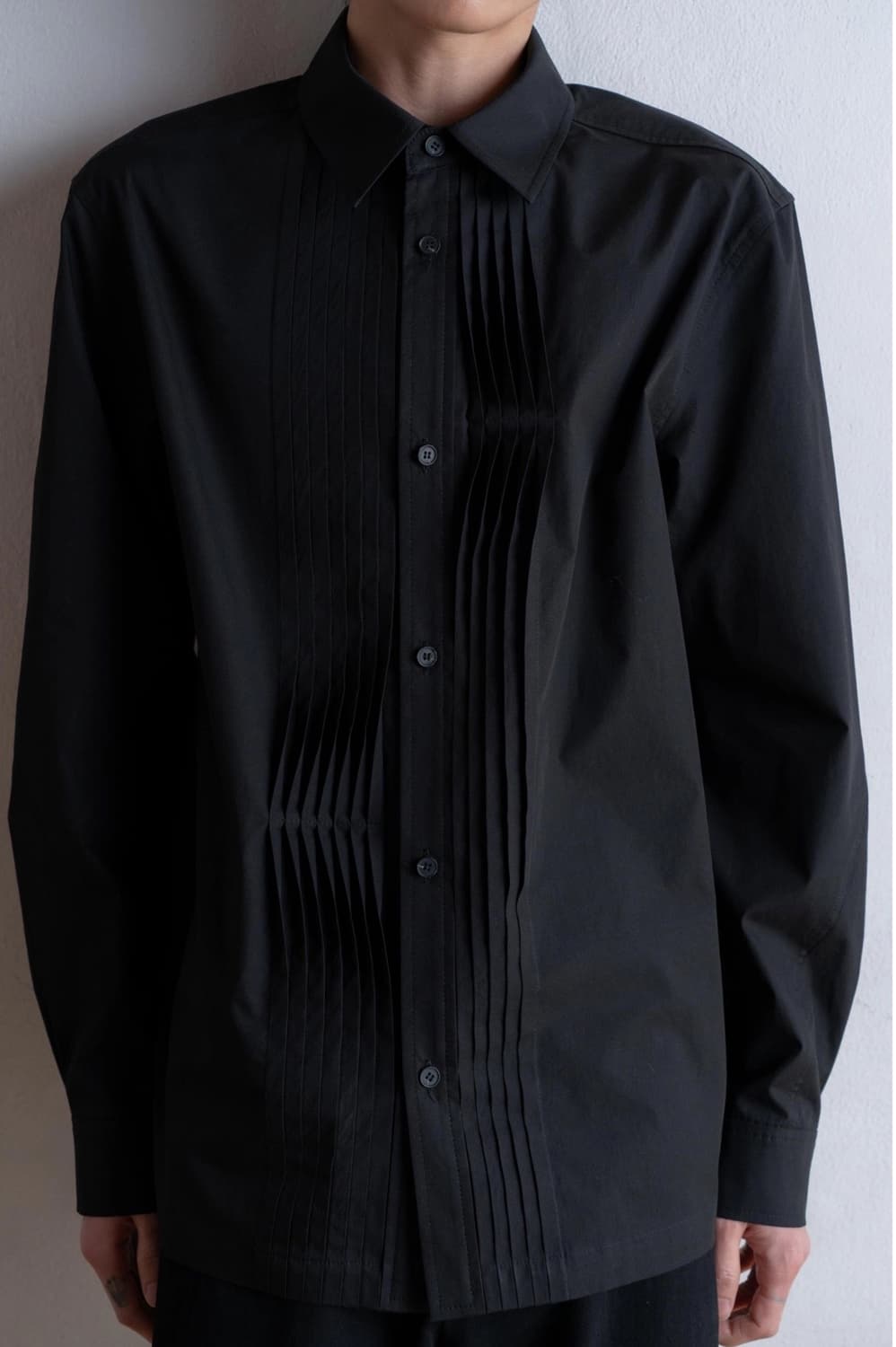 YOSUK(요석) Reversed Tuck shirts(Black) 상품이미지2