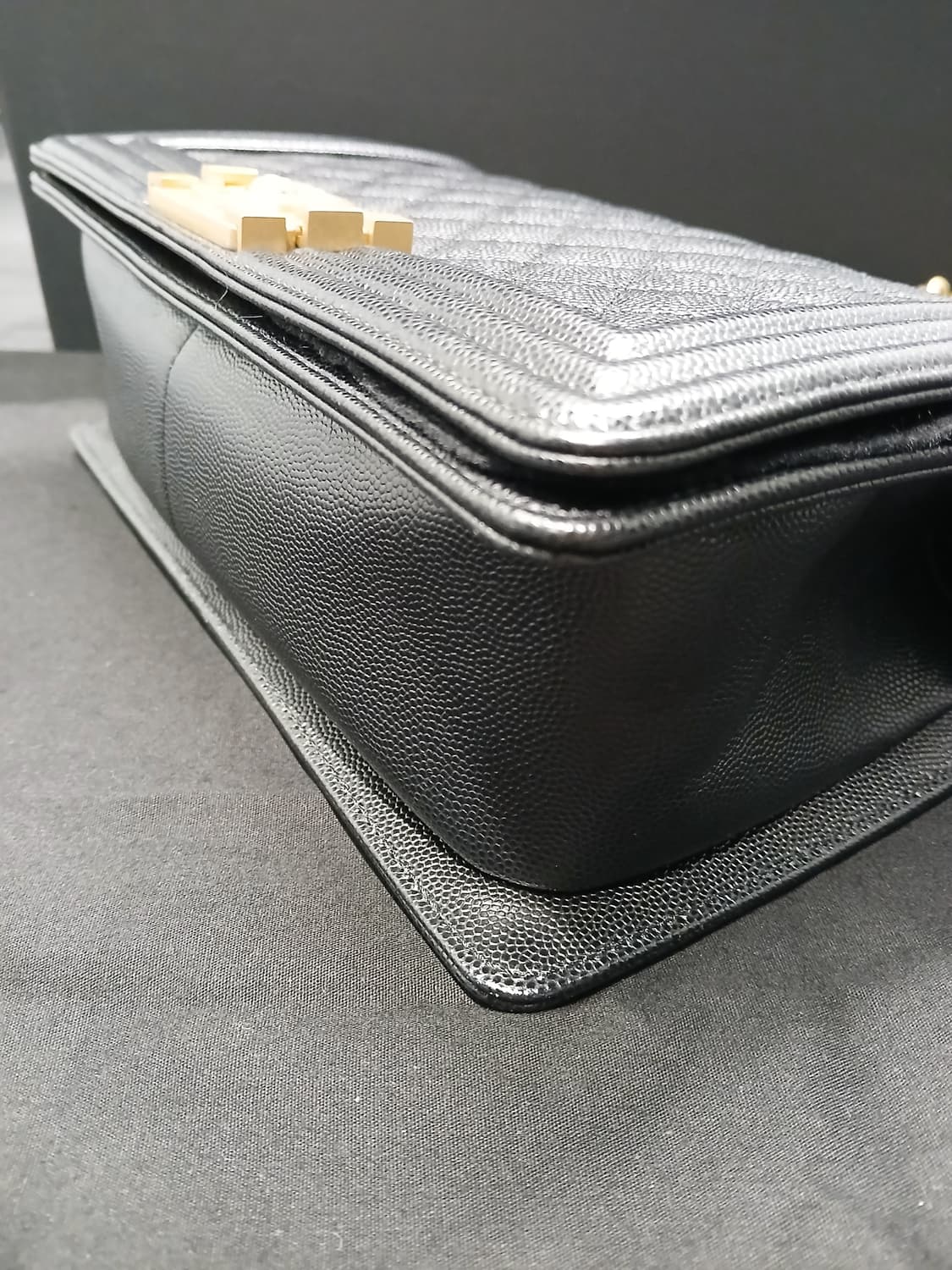 샤넬 보이백 미듐 금장 캐비어 27번대 A67086 상품이미지8