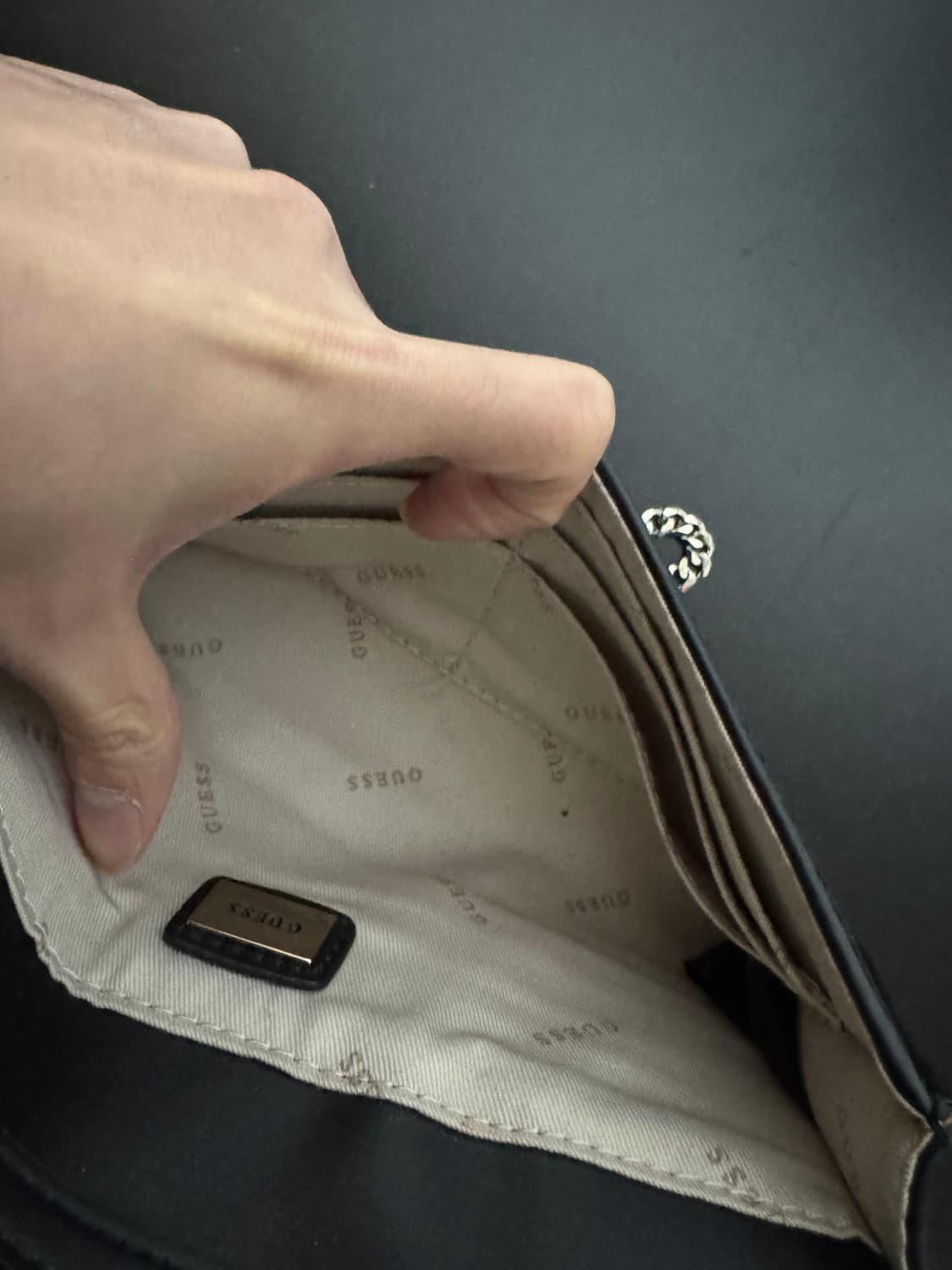 여성 게스 Guess 보석 장식 체인 숄더백 블랙 상품이미지7