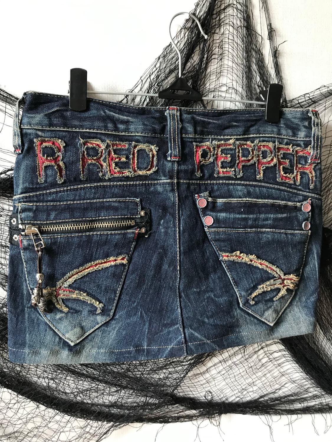 Red pepper patch zipper detailed denim s 상품이미지2