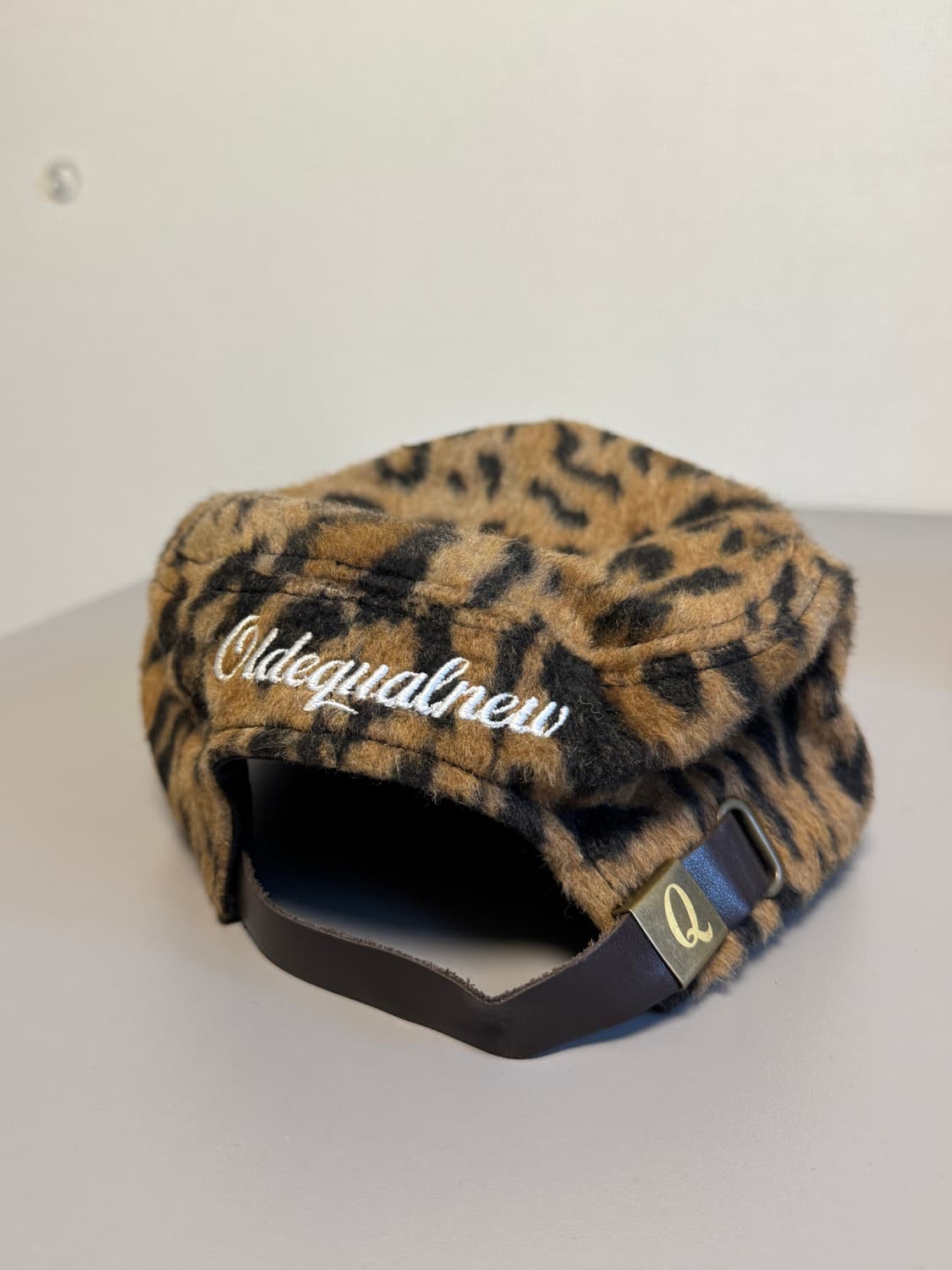 올디컬뉴 큐 로고 필박스 레오파드 브라운 상품이미지3