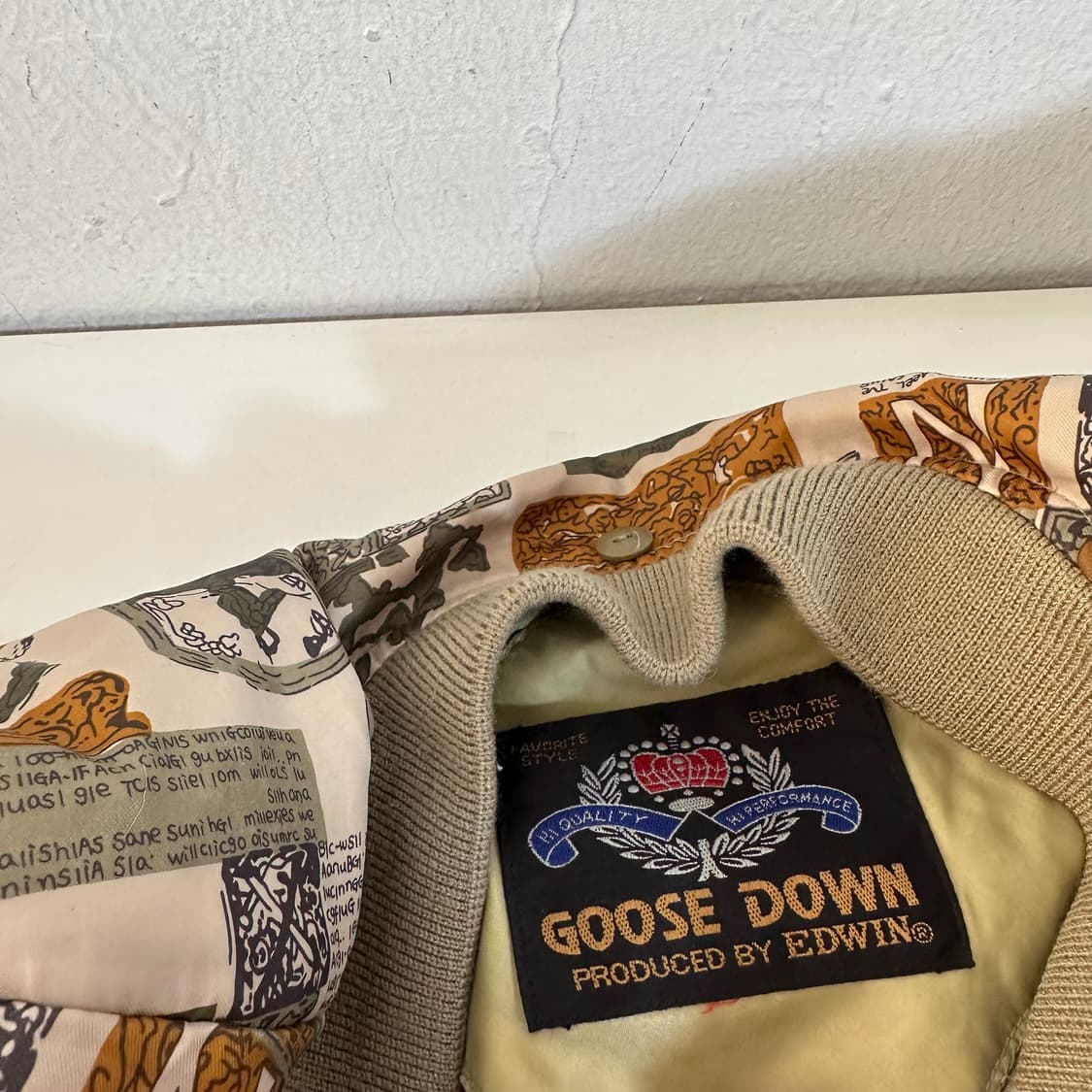 100-105 에드윈 그래픽패턴 논카라 구스다운 패딩 상품이미지4