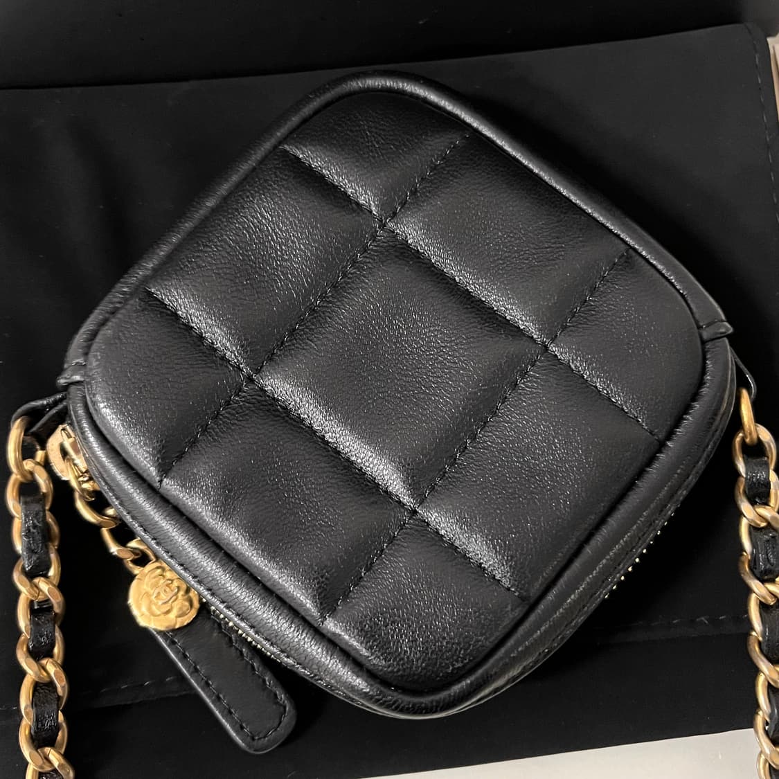 [S급/정품] 샤넬 다이아몬드 체인 미니 블랙 크로스백 가방 AP1926 상품이미지4