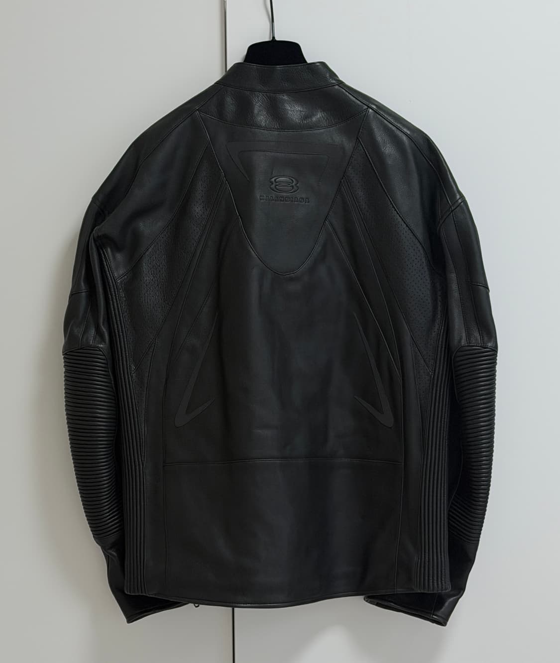 발렌시아가 23FW 인플레이터블 레더 자켓 상품이미지3