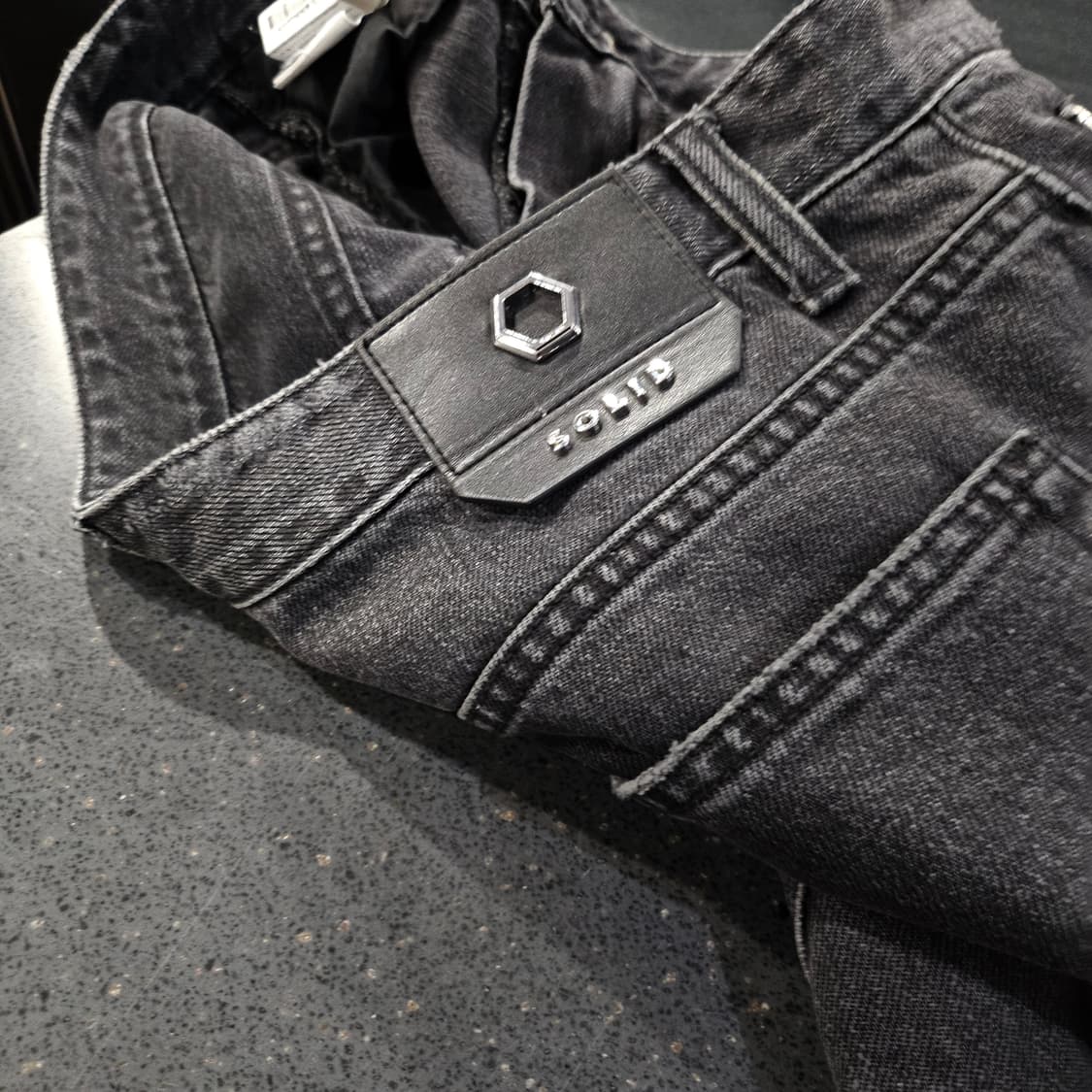 솔리드옴므 디스트로이드 가죽 패치로고 와이드 팬츠 상품이미지3