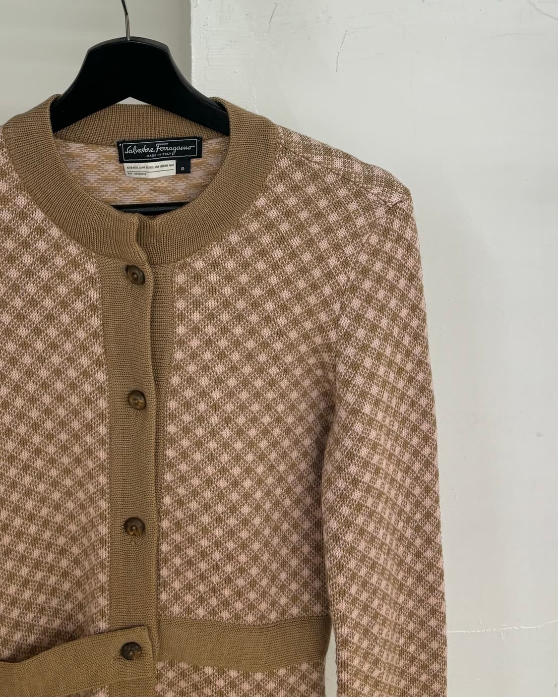 살바토레 페라가모 핑크 베이지 체크패턴 버튼 가디건 상품이미지4