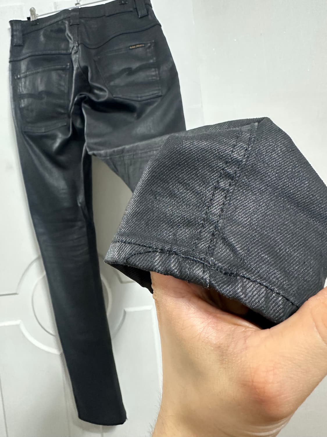 누디진 백투블랙 코팅 팬츠 상품이미지3