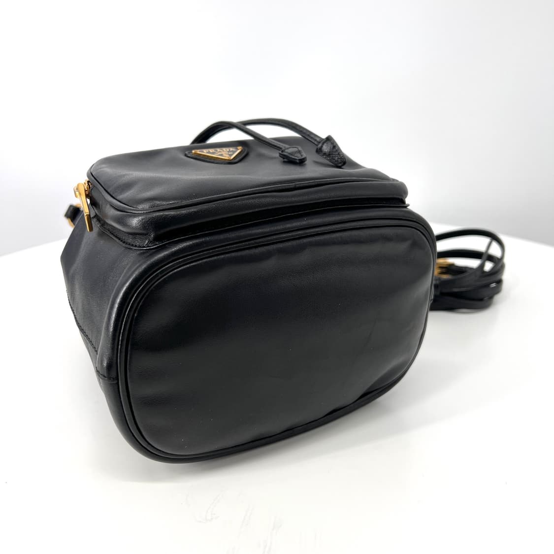 프라다 삼각로고 레더 버킷백 블랙 (1BH038) 상품이미지6