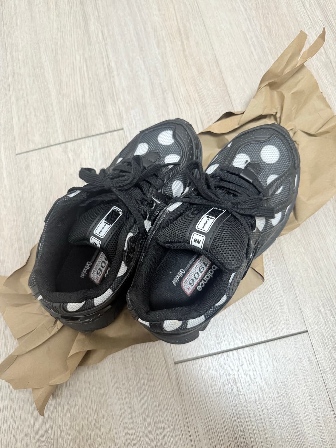 뉴발란스 1906 폴카 닷 도트 팬텀 운동화 240mm 상품이미지2