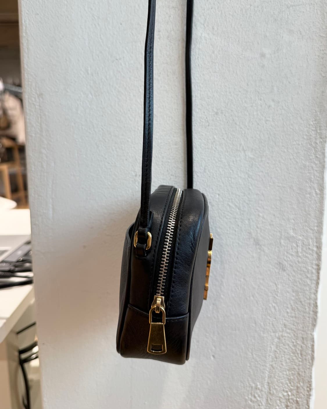 입생로랑 블랙 블로거 미니 크로스백 상품이미지6