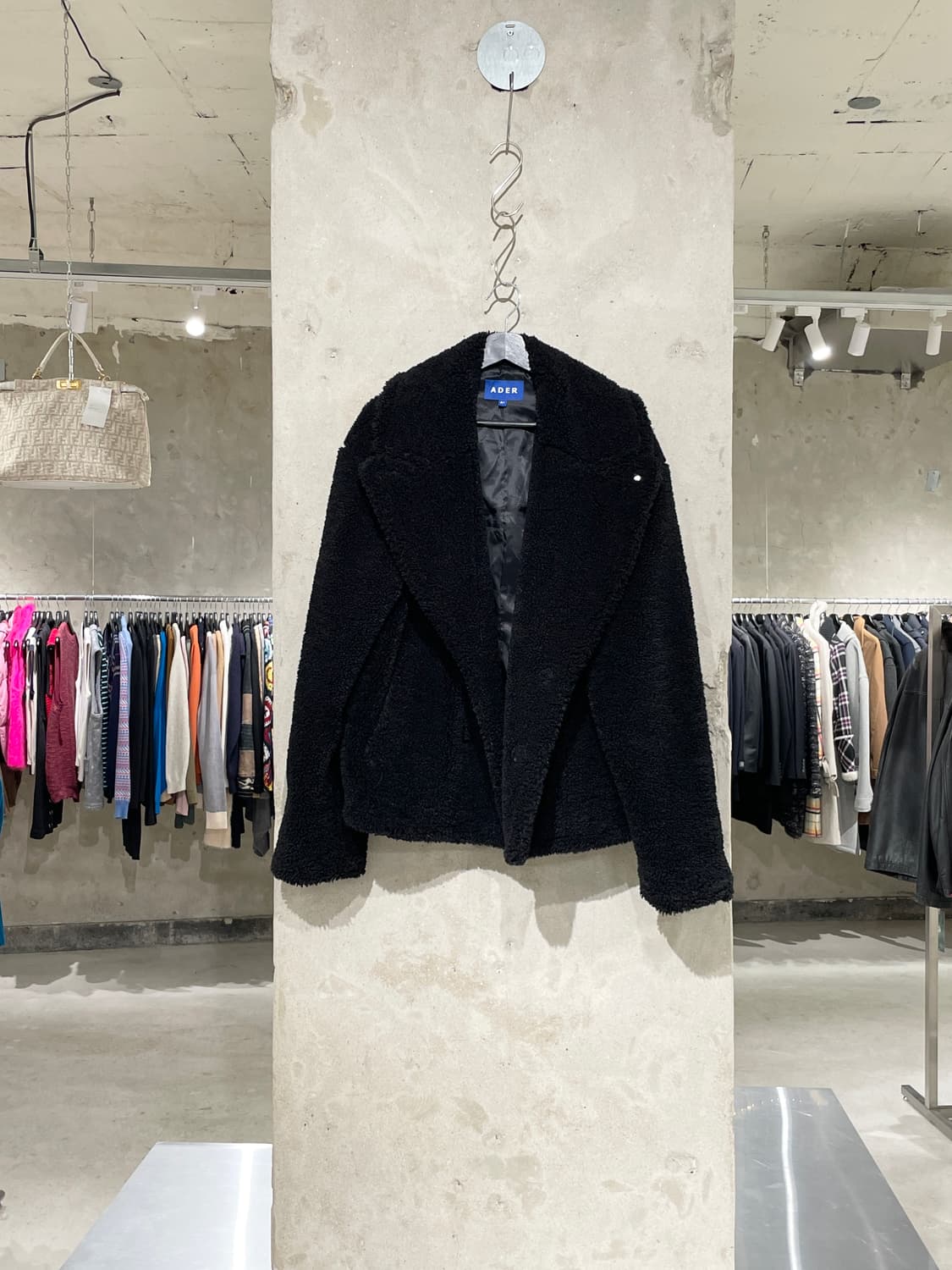 아더에러 블랙 칼시드 플리스 퍼 자켓 상품이미지1