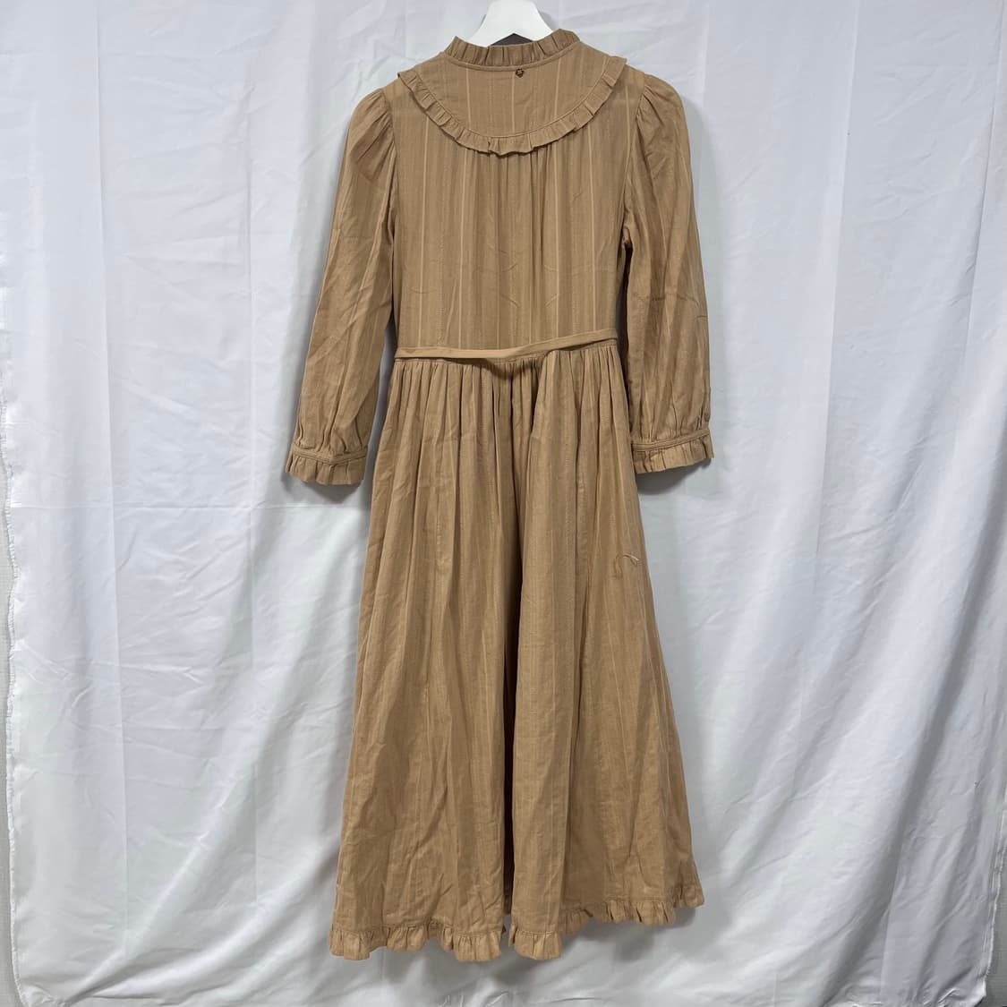 써스데이아일랜드 핀턱 프릴 자수 롱원피스 상품이미지4