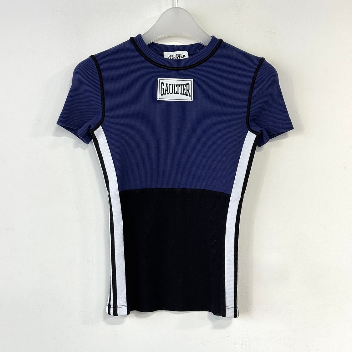 장 폴 고티에 2025 로고 패치 티셔츠 상품이미지3