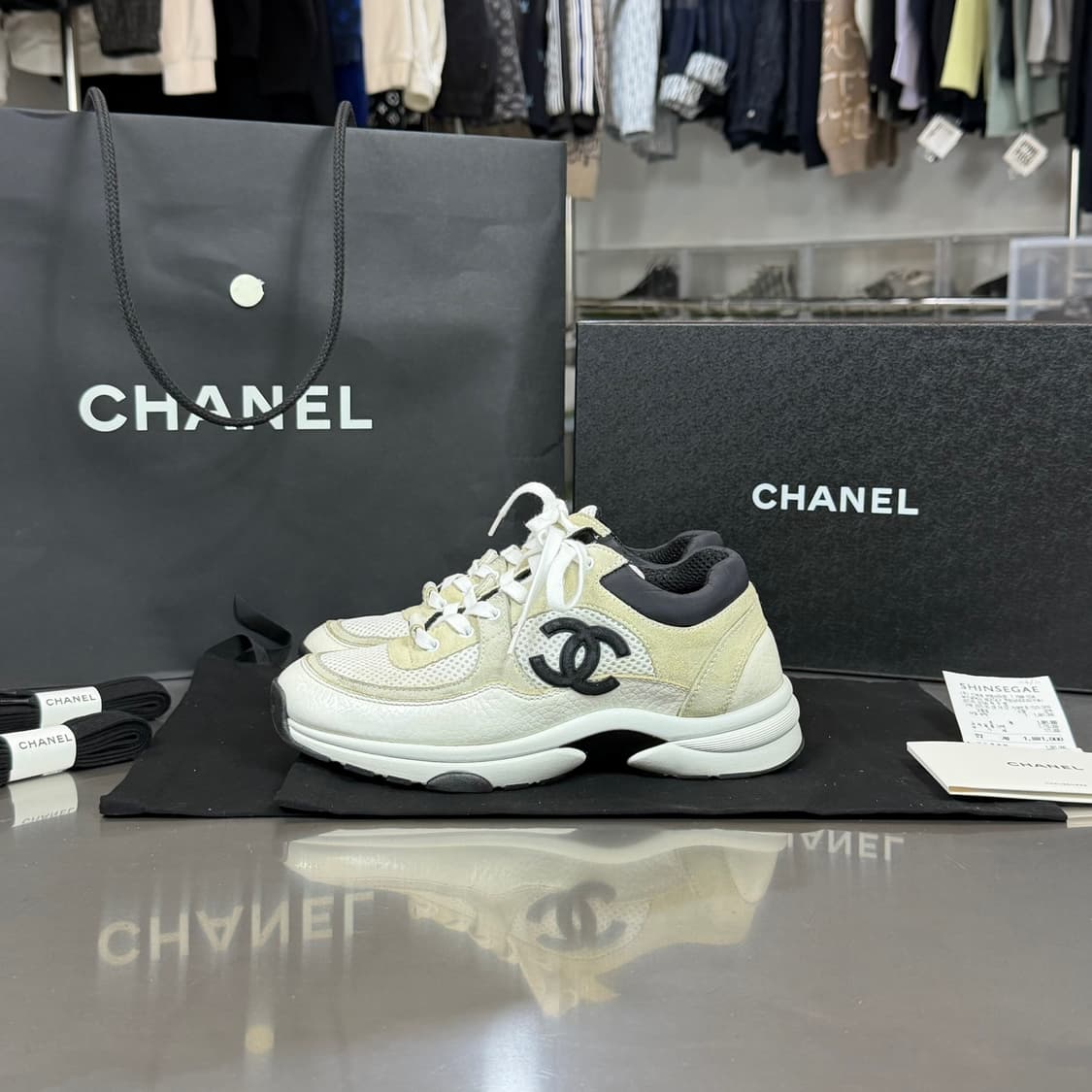 [리오브] 샤넬 CC 로고 테니스 카프스킨 스웨이드 스니커즈 상품이미지1