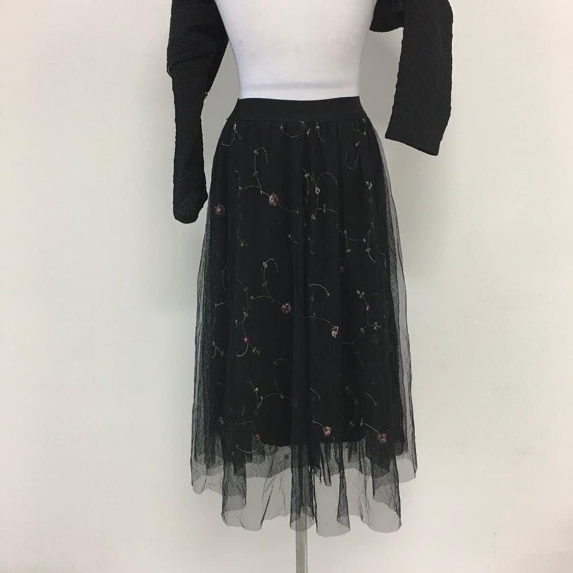 [새상품] 검정 꽃자수 샤스커트 상품이미지5