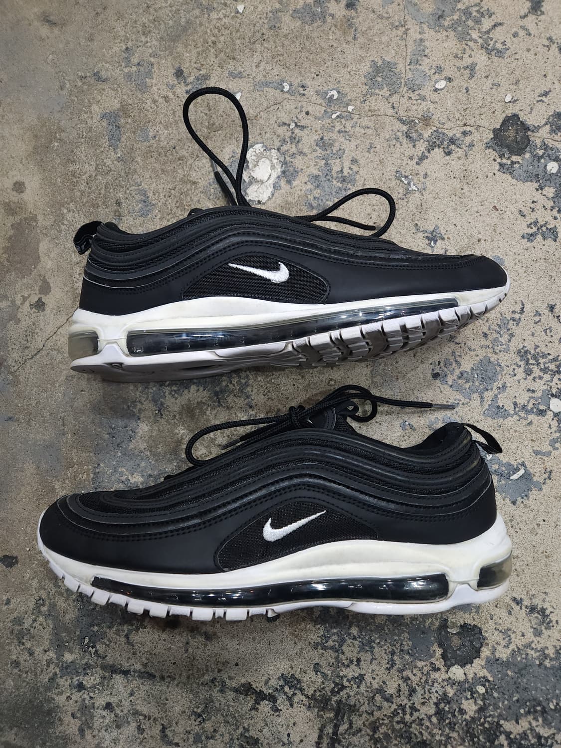 나이키 에어맥스97 블랙 화이트 305mm

 상품이미지4