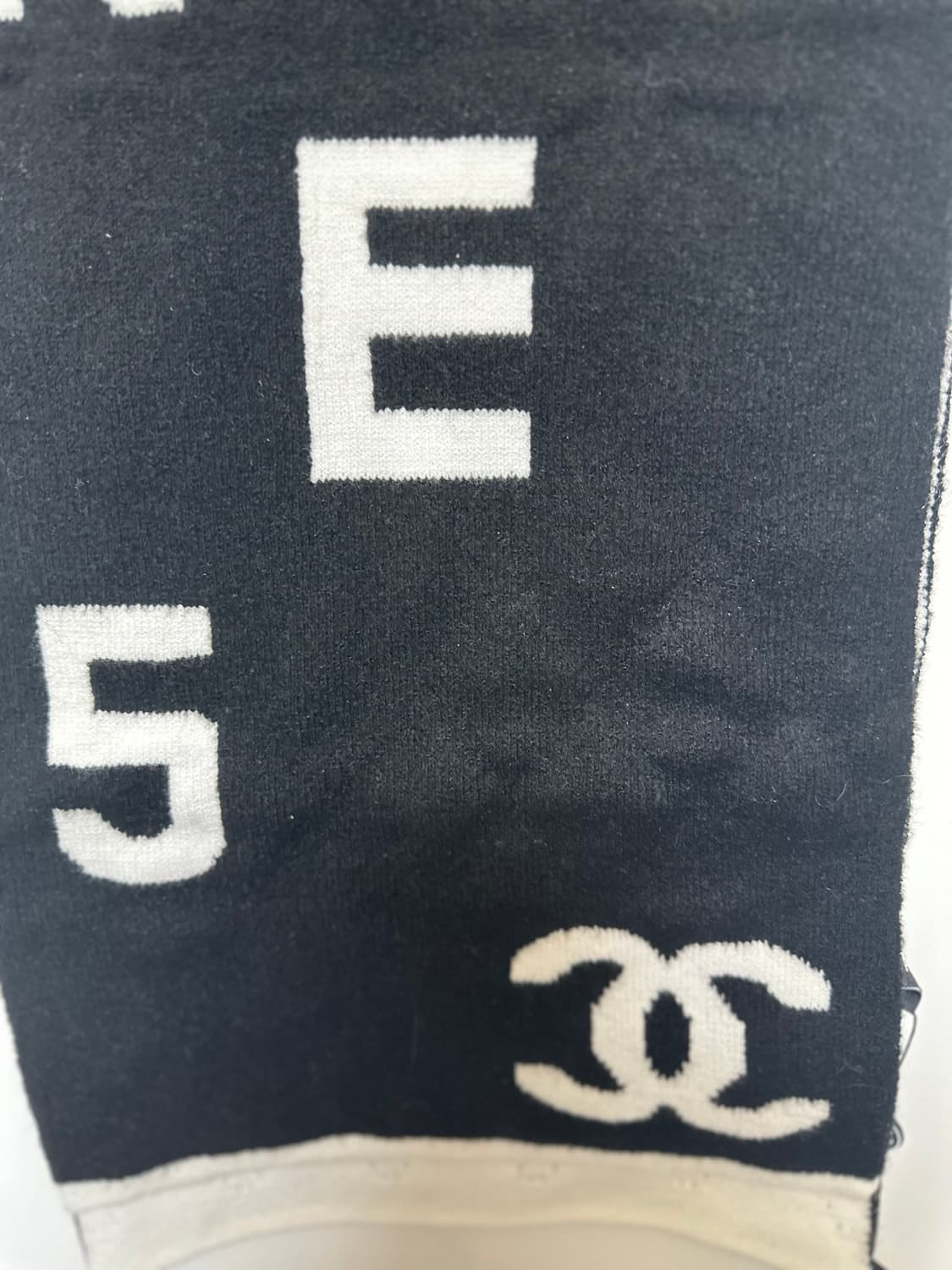 샤넬 블랙 앤 화이트 로고 캐시미어머플러 상품이미지3