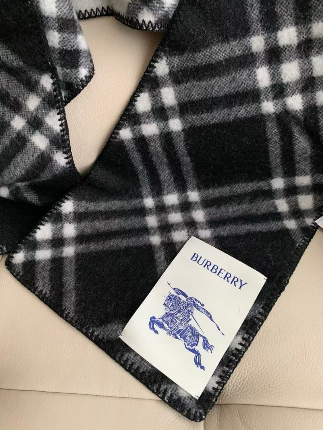 버버리숙녀 리버서블 스카프100% 램스울
 상품이미지3